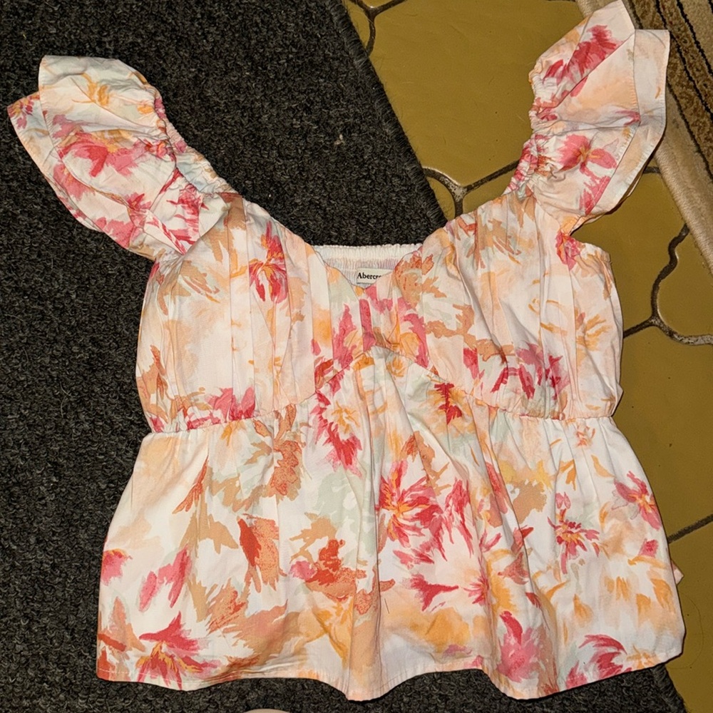 NWT Abercrombie babydoll sleeve top. Orange/red floral. Size small.